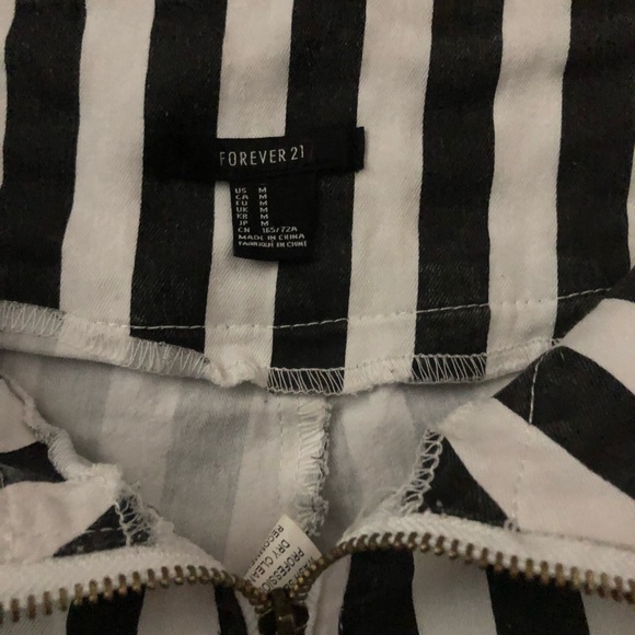 B/W Strip hot pant - Picture 2 of 3